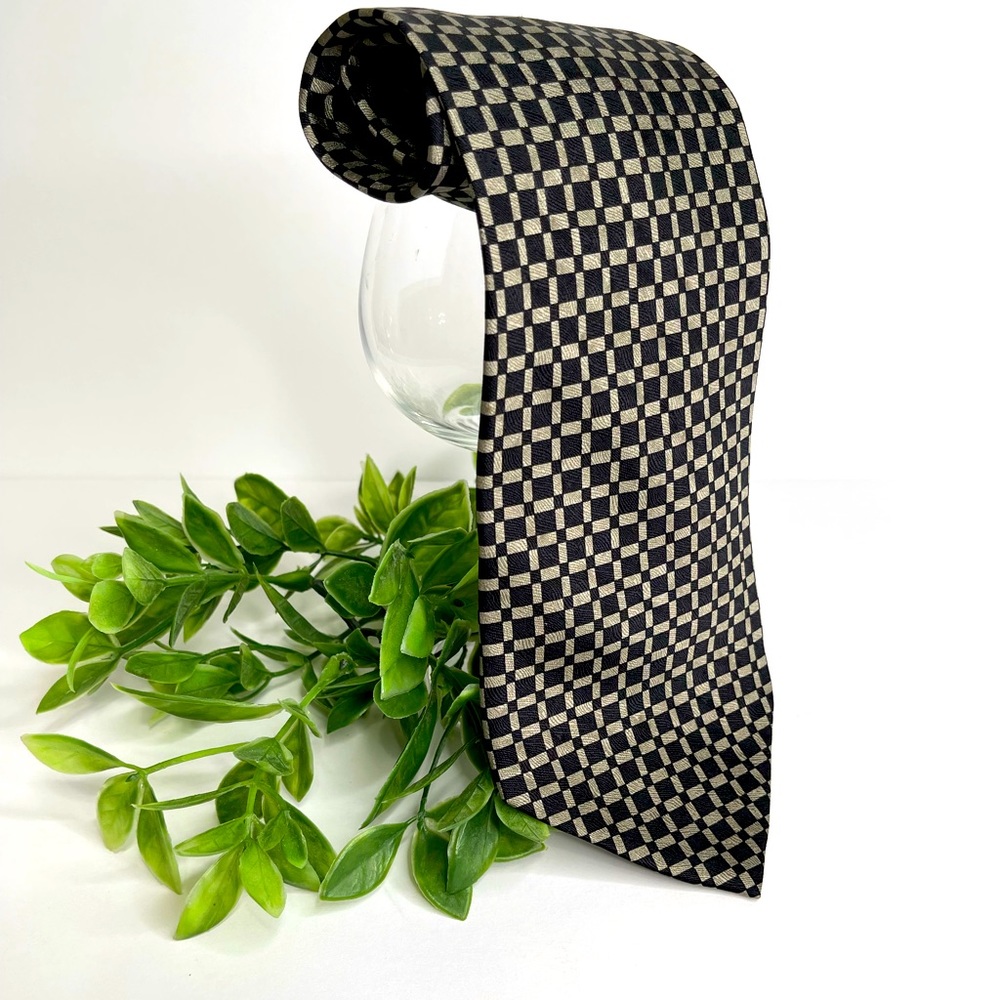 Tongue Tied Tie 100% silk
